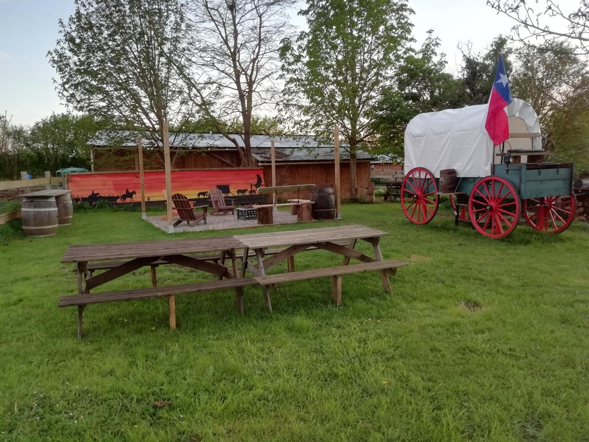 La Valise A Cheval Bed & Breakfast Mezieres-sur-Ponthouin Exterior photo